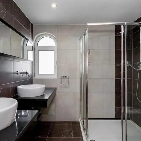 Stunning 5 Bedroom Албуфейра