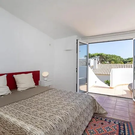 Отель Stunning 5 Bedroom Албуфейра